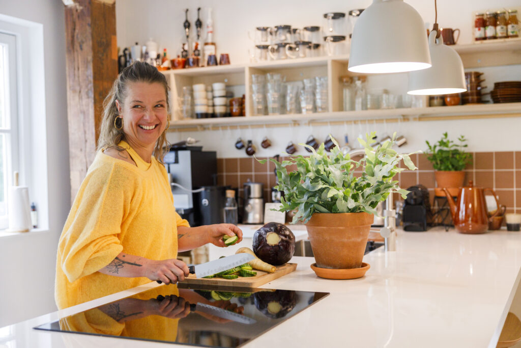 Mariska de Vries aan het koken